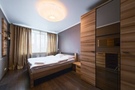 chambre marron et bois